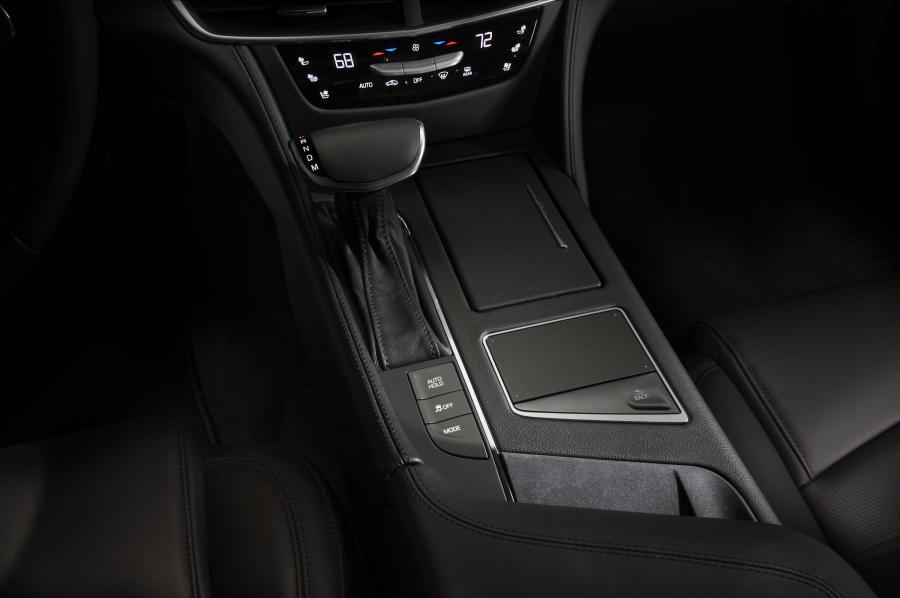 Детали интерьера Cadillac CT6 Plug-In Hybrid 2016 года  (NA) (фото 9 из 29)